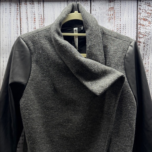 Fabletics NWT Milano Charcoal Gray Fleece with Black Faux Leather Sleeves Coat - Picture 3 of 10